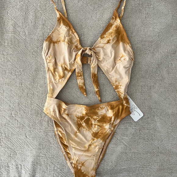 Dippin’ Daisy’s honey high cut one piece swimsuit - Picture 2 of 8